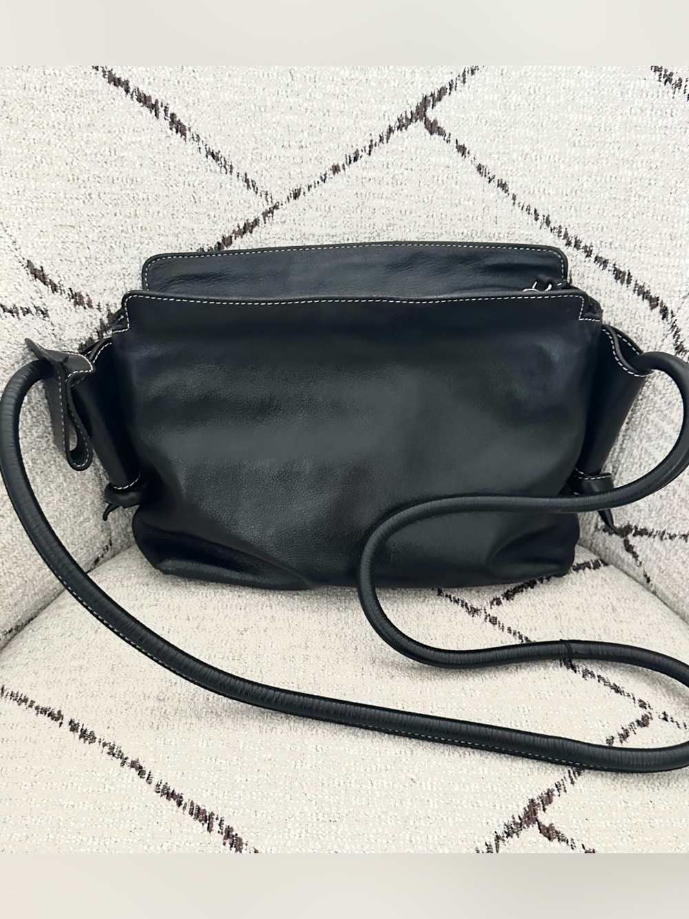 Les Copains Made in Italy Black Genuine Leather Crossbody White Stitching - Picture 2 of 9